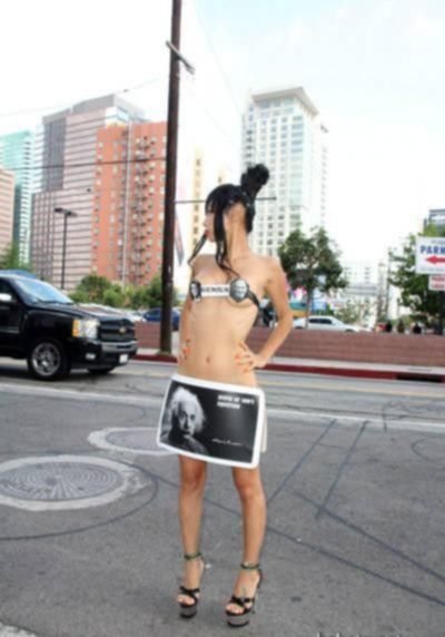 Китайская актриса Бай Линг на улицах Лос-Анджелеса