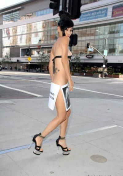 Китайская актриса Бай Линг на улицах Лос-Анджелеса