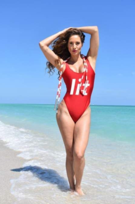 Дженнифер Николь на пляже в Майами