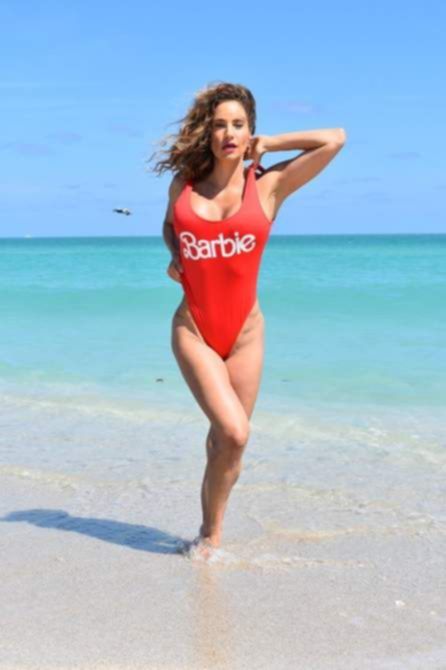 Дженнифер Николь на пляже в Майами