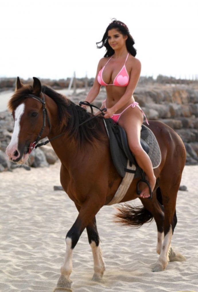 Английская модель с пышноватыми формами Demi Rose на лошади