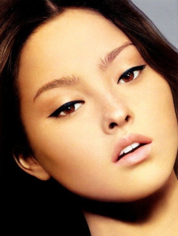 Головокружительное восхождение необычной модели и актрисы Девон Аоки
