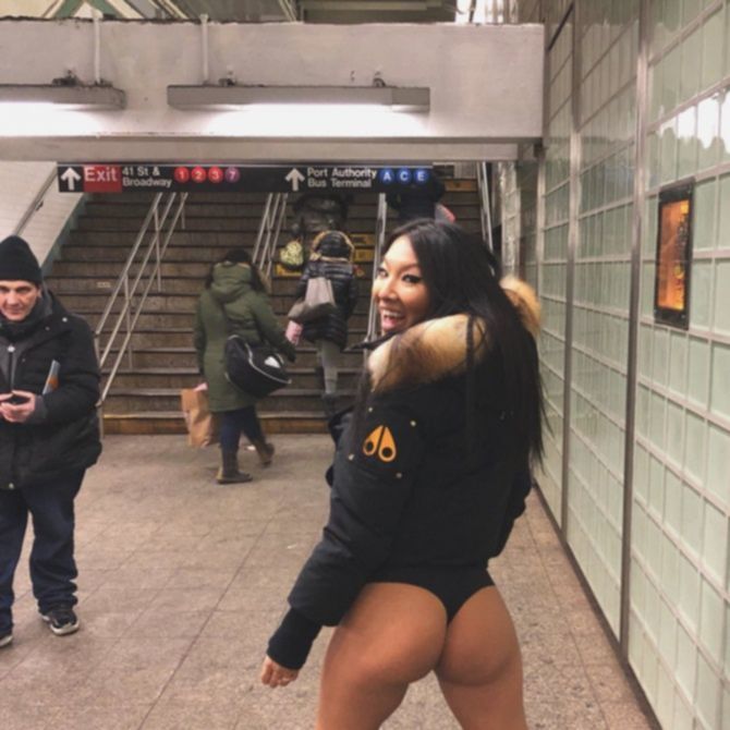 Аса Акира обнажилась в метро в Нью-Йорке