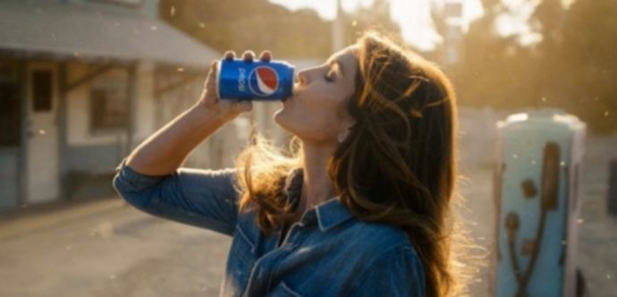 Возвращение Синди Кроуфорд на 26 лет назад в рекламе прохладительного напитка
