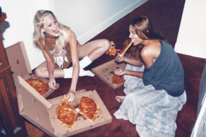Девушки и пицца