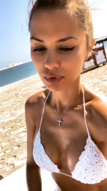 Виктория Боня на пляже в Дубае - Instagram