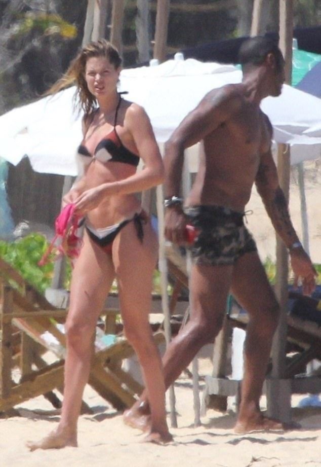 Модель Даутцен Крус обнажила женскую женскую грудь на пляже в Бразилии
