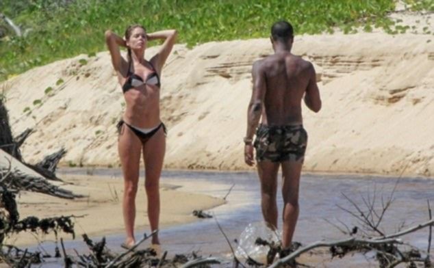 Модель Даутцен Крус обнажила женскую женскую грудь на пляже в Бразилии