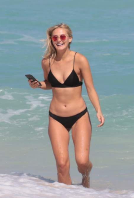 Селена Уэбер на пляже в Майами