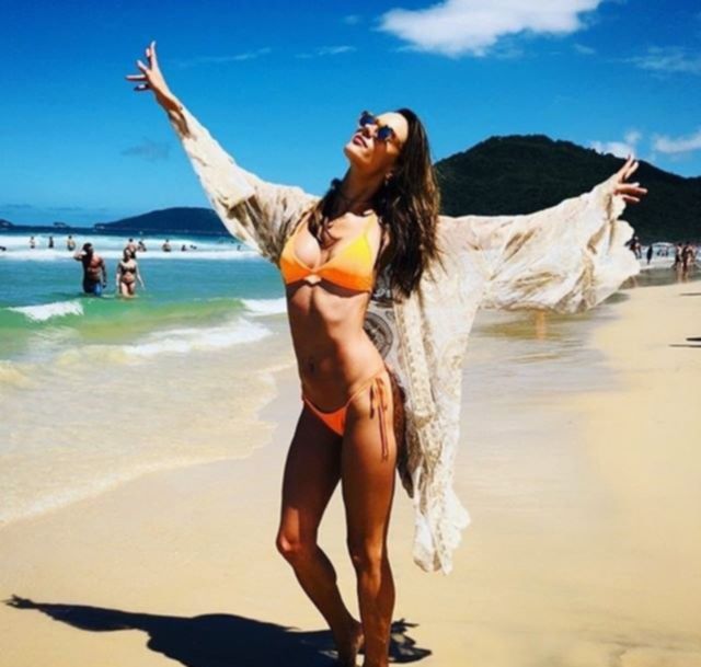Супермодель Алессандра Амбросио зажигает на солнечном пляже в бикини