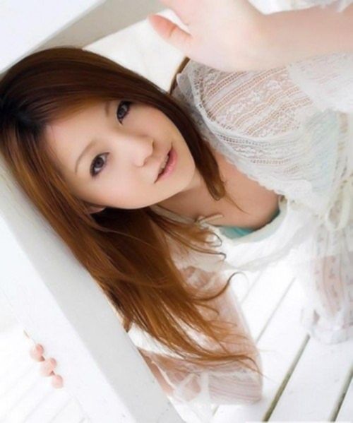 Молодая азиатка смотрится совершенно невинной, её эротический фотосет