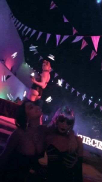 Стелла Хадженс с мишенью на груди на вечеринке - Instagram