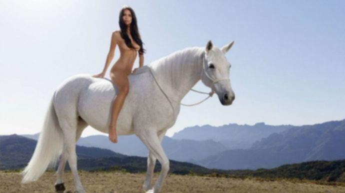 Эмили Ратаковски на белом коне